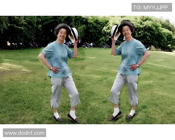 踢足球做完后我们一起分享快乐与友谊的美好时光